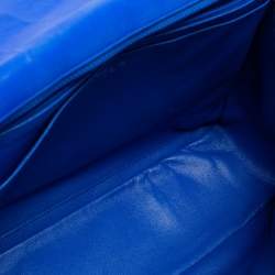 مملوكة مسبقًا حقيبة كتف شانيل ماكسي كلاسيك جلد أزرق مبطن بقلاب