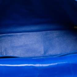 مملوكة مسبقًا حقيبة كتف شانيل ماكسي كلاسيك جلد أزرق مبطن بقلاب