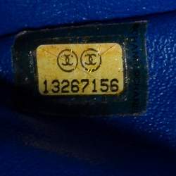 مملوكة مسبقًا حقيبة كتف شانيل ماكسي كلاسيك جلد أزرق مبطن بقلاب