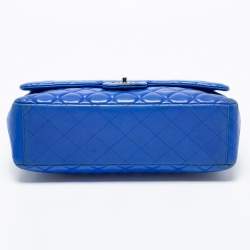 مملوكة مسبقًا حقيبة كتف شانيل ماكسي كلاسيك جلد أزرق مبطن بقلاب