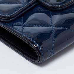 مملوكة مسبقًا Chanel Blue Patent Leather CC Wallet