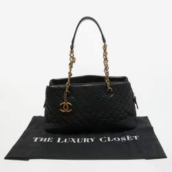 Pre Owned Chanel Black Chevron Shimmer Leather Surpique Zip Satchel