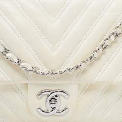 Pre Owned Chanel Cream Chevron Leather Medium Classic Single Flap Bag