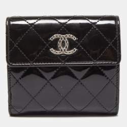 مملوكة مسبقًا Chanel Black Quilted Patent Leather CC Compact Wallet