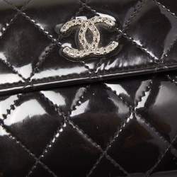 مملوكة مسبقًا Chanel Black Quilted Patent Leather CC Compact Wallet