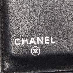 مملوكة مسبقًا Chanel Black Quilted Patent Leather CC Compact Wallet