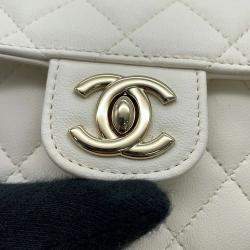 مملوكة مسبقًا Chanel White Leather Mini CC In Love Heart Chain Shoulder Bag