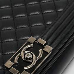 Pre Owned Chanel Black Quilted Leather New Medium Boy Shoulder Bag