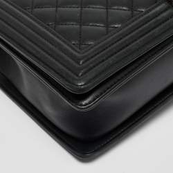 Pre Owned Chanel Black Quilted Leather New Medium Boy Shoulder Bag