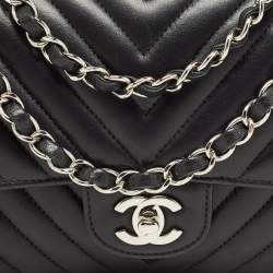Pre Owned Chanel Black Chevron Leather Medium Classic Double Flap Bag