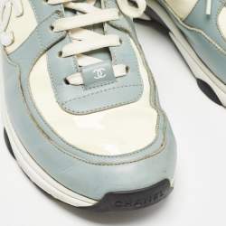 Pre Owned Chanel Blue/White Patent and Leather CC Low Top Sneakers Size 39.5
