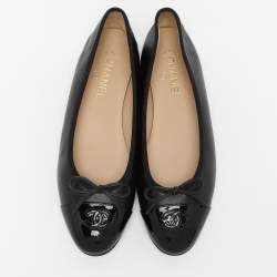 Pre Owned Chanel Black Patent and Leather CC Cap Toe Bow Ballet Flats Size 42