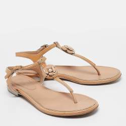 Chanel Beige Patent Leather CC Camellia Thong Flat Sandals Size 39.5