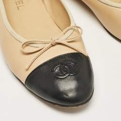 مملوكة مسبقًا حذاء باليرينا فلات شانيل جلد بيج/أسود CC مقدمة غطاء بفيونكة مقاس 36.5 