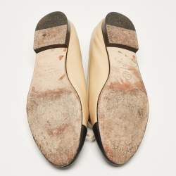 مملوكة مسبقًا حذاء باليرينا فلات شانيل جلد بيج/أسود CC مقدمة غطاء بفيونكة مقاس 36.5 