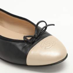 Pre Owned Chanel Black/Beige Leather CC Ballet Flats Size 40.5