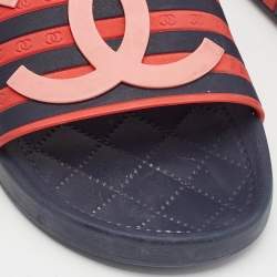 Pre Owned Chanel Navy Blue/Red Striped Rubber CC Slides Size 36