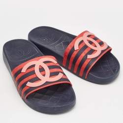 Pre Owned Chanel Navy Blue/Red Striped Rubber CC Slides Size 36