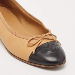 Pre Owned Chanel Beige/Black Leather CC Bow Ballet Flats Size 38.5