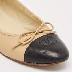 Pre Owned Chanel Beige/Black Leather CC Cap Toe Bow Ballet Flats Size 40