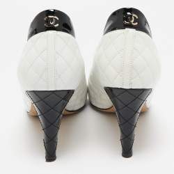 Pre Owned Chanel White/Black Quilted Leather and Patent Cap Toe CC Pumps Size 38.5