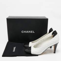 Pre Owned Chanel White/Black Quilted Leather and Patent Cap Toe CC Pumps Size 38.5