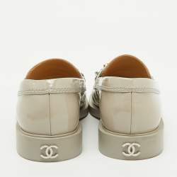 Pre Owned Chanel Light Grey Patent Leather Interlocking CC Logo Slip On Loafers Size 38.5