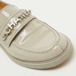Pre Owned Chanel Light Grey Patent Leather Interlocking CC Logo Slip On Loafers Size 38.5