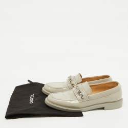 Pre Owned Chanel Light Grey Patent Leather Interlocking CC Logo Slip On Loafers Size 38.5