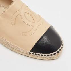 مملوكة مسبقًا Chanel Beige/Black Leather CC Cap Toe Espadrille Flats Size 39