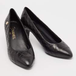 مملوكة مسبقًا Chanel Black Quilted Leather CC Cap Toe Pumps Size 39.5