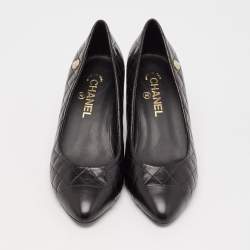 مملوكة مسبق ًا Chanel Black Quilted Leather CC Cap Toe Pumps Size 39.5