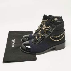 Pre Owned حذاء بوت للكاحل شانيل كومبات زخرفة لؤلؤ غطاء مقدمة سى سى جلد لامع وتويد متعدد الألوان مقاس 40