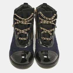 Pre Owned حذاء بوت للكاحل شانيل كومبات زخرفة لؤلؤ غطاء مقدمة سى سى جلد لامع وتويد متعدد الألوان مقاس 40