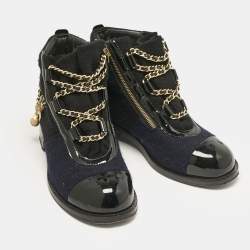 Pre Owned حذاء بوت للكاحل شانيل كومبات زخرفة لؤلؤ غطاء مقدمة سى سى جلد لامع وتويد متعدد الألوان مقاس 40