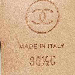 مملوكة مسبقًا Chanel White/Black Quilted Leather and Patent Cap Toe CC Pumps Size 36.5