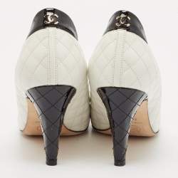 مملوكة مسبقًا Chanel White/Black Quilted Leather and Patent Cap Toe CC Pumps Size 36.5