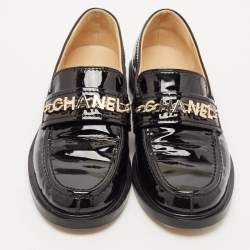 مملوكة مسبقًا Chanel Black Patent Leather CC Slip On Loafers Size 38