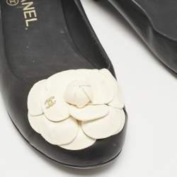 مملوكة مسبقًا حذاء فلات باليه شانيل كاميليا سى سى جلد أسود مقاس 37.5 