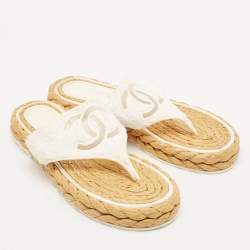 مملوكة مسبقًا Chanel White Fabric CC Thong Sandals Size 37.5