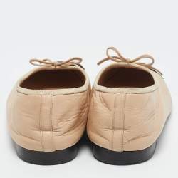 مملوكة مسبقًا Chanel Beige/Black Leather CC Bow Cap Toe Ballet Flats Size 41.5