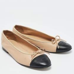 مملوكة مسبقًا Chanel Beige/Black Leather CC Bow Cap Toe Ballet Flats Size 41.5