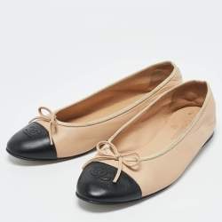 مملوكة مسبقًا Chanel Beige/Black Leather CC Bow Cap Toe Ballet Flats Size 41.5
