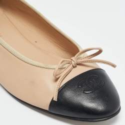 مملوكة مسبقًا Chanel Beige/Black Leather CC Bow Cap Toe Ballet Flats Size 41.5