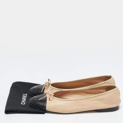 مملوكة مسبقًا Chanel Beige/Black Leather CC Bow Cap Toe Ballet Flats Size 41.5