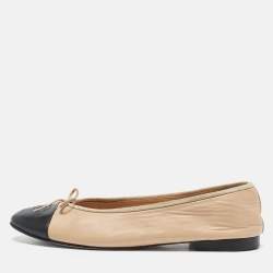 مملوكة مسبقًا Chanel Beige/Black Leather CC Bow Cap Toe Ballet Flats Size 41.5