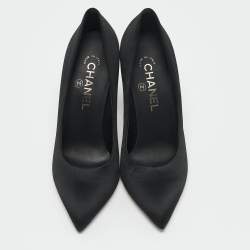 مملوكة مسبقًا Chanel Black Satin Snake Wrap Heel Pumps Size 37.5