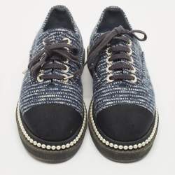 مملوكة مسبقًا Chanel Black/Navy Blue Canvas and Tweed Grosgrain Lace Up Sneakers Size 38