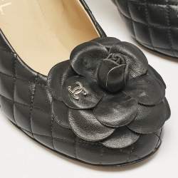 مملوكة مسبقًا حذاء كعب عالي شانيل كاميليا سي سي جلد أسود مقاس 36