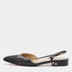 مملوكة مسبقًا صندل شانيل فلات فتحة كعب غطاء مقدمة سى سى كانفاس وجلد أسود / بيج مقاس 38.5